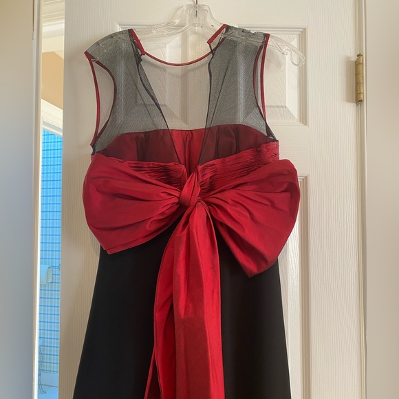 Black and red gown with bow - Picture 3 of 3